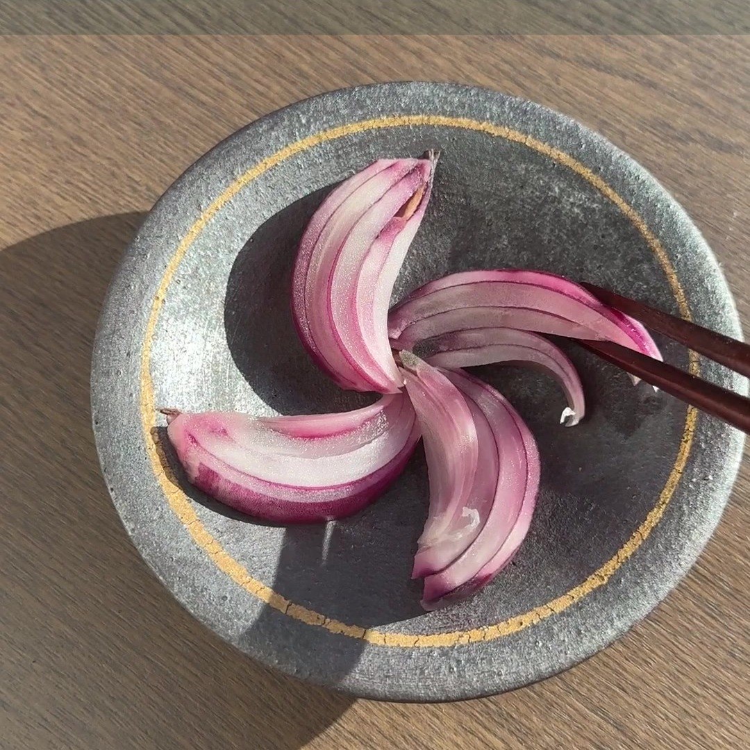 芯を残して4等分し、ぬか床で漬けたアーリーレッド。鮮やかなピンクの断面