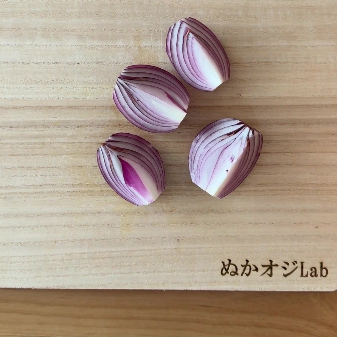 根元の芯を残したまま縦に4等分したアーリーレッド。うすい紫の層が扇のようにつながっている