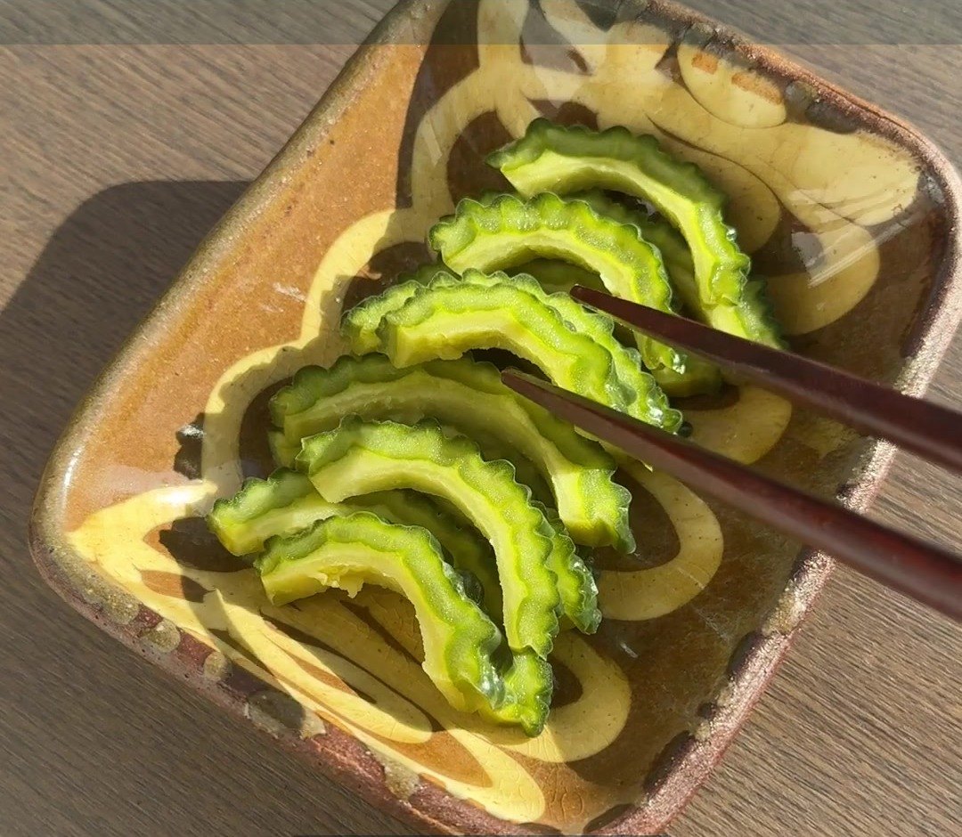 半月の形に切って器に盛った、ゴーヤのぬか漬け