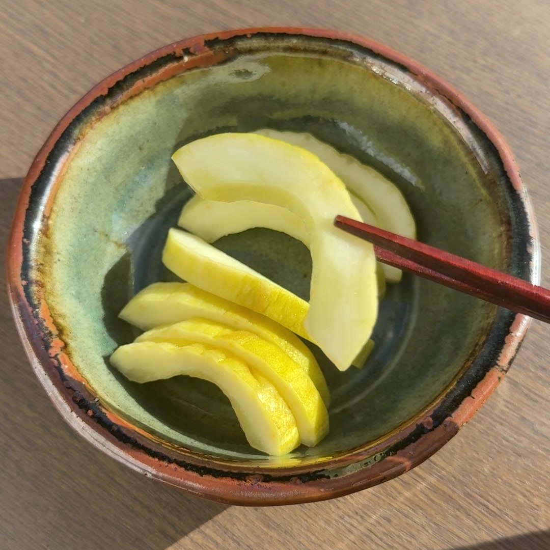 5mmの半月切りにして器に盛った、白瓜のぬか漬け